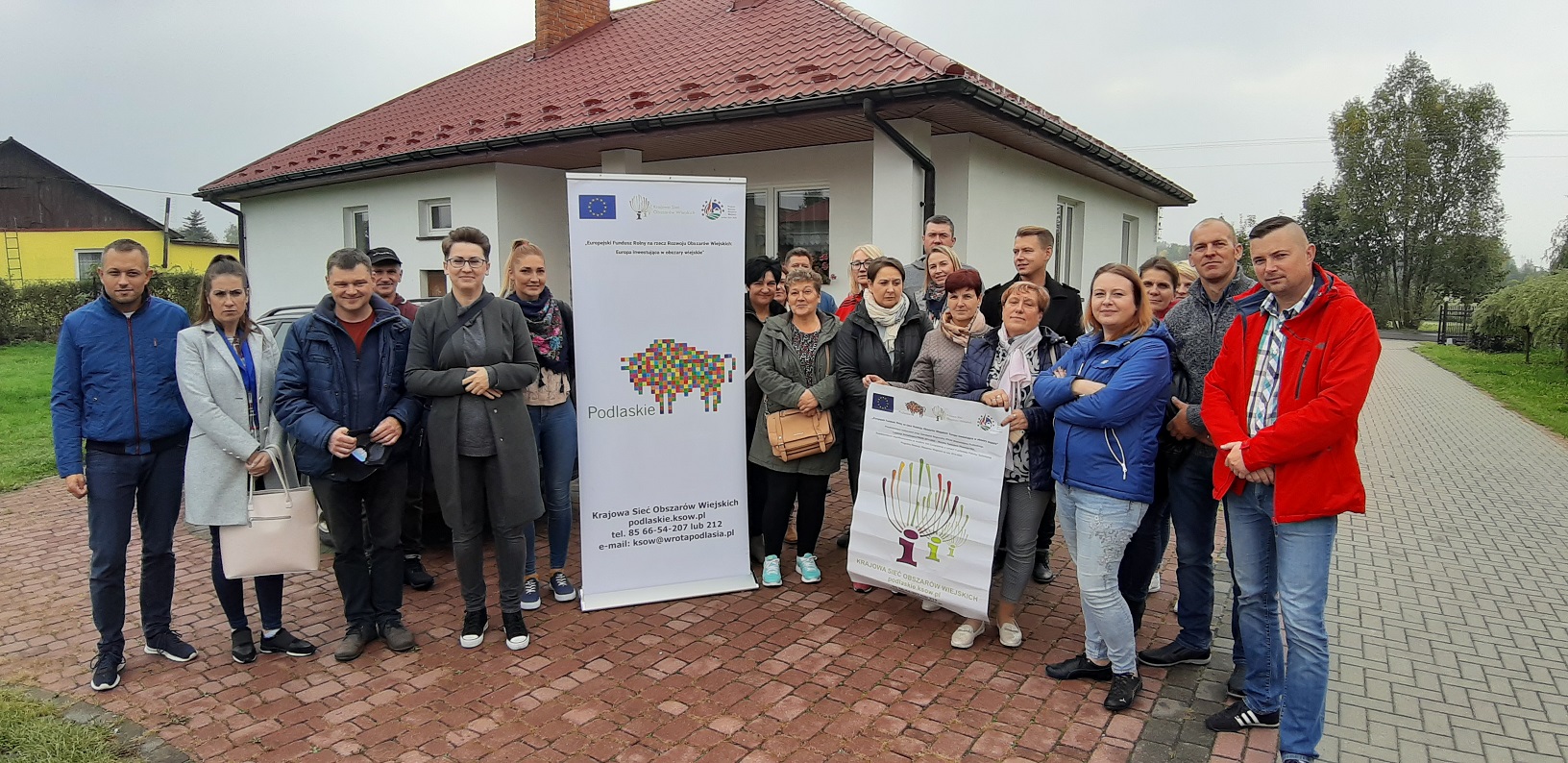 Na zdjęciu: uczestnicy projektu na terenie gospodarstwa ekologicznego Zbigniewa Kałdonka - tutaj stojącego obok Wicestarosty Łomżyńskiego Marii Dziekońskiej